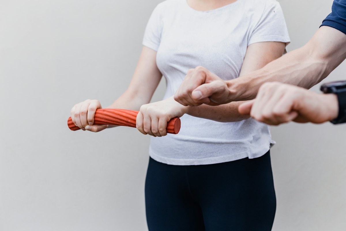 Fisioterapeuta orientando exercício com faixa elástica