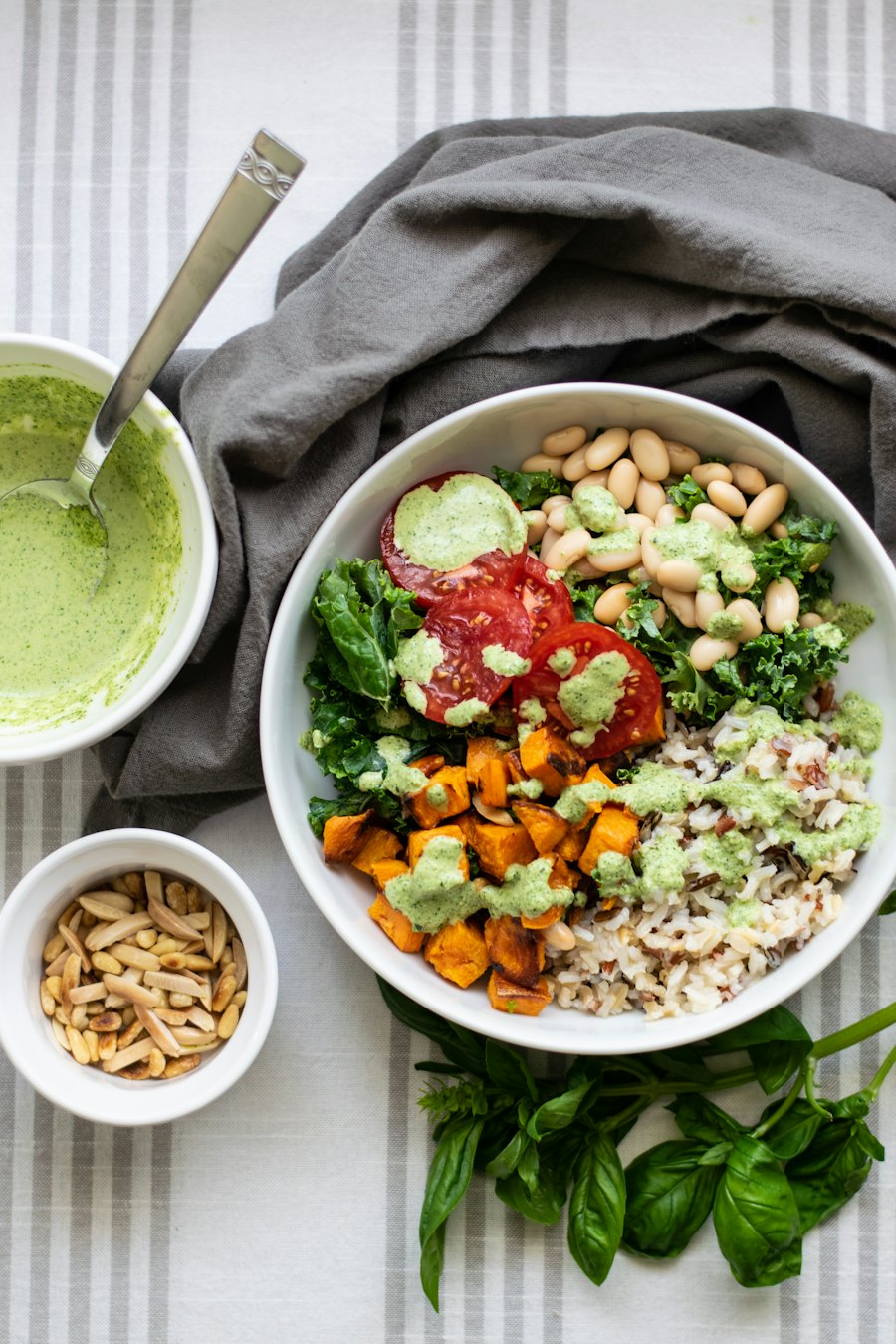 Prato com salada, grãos e legumes